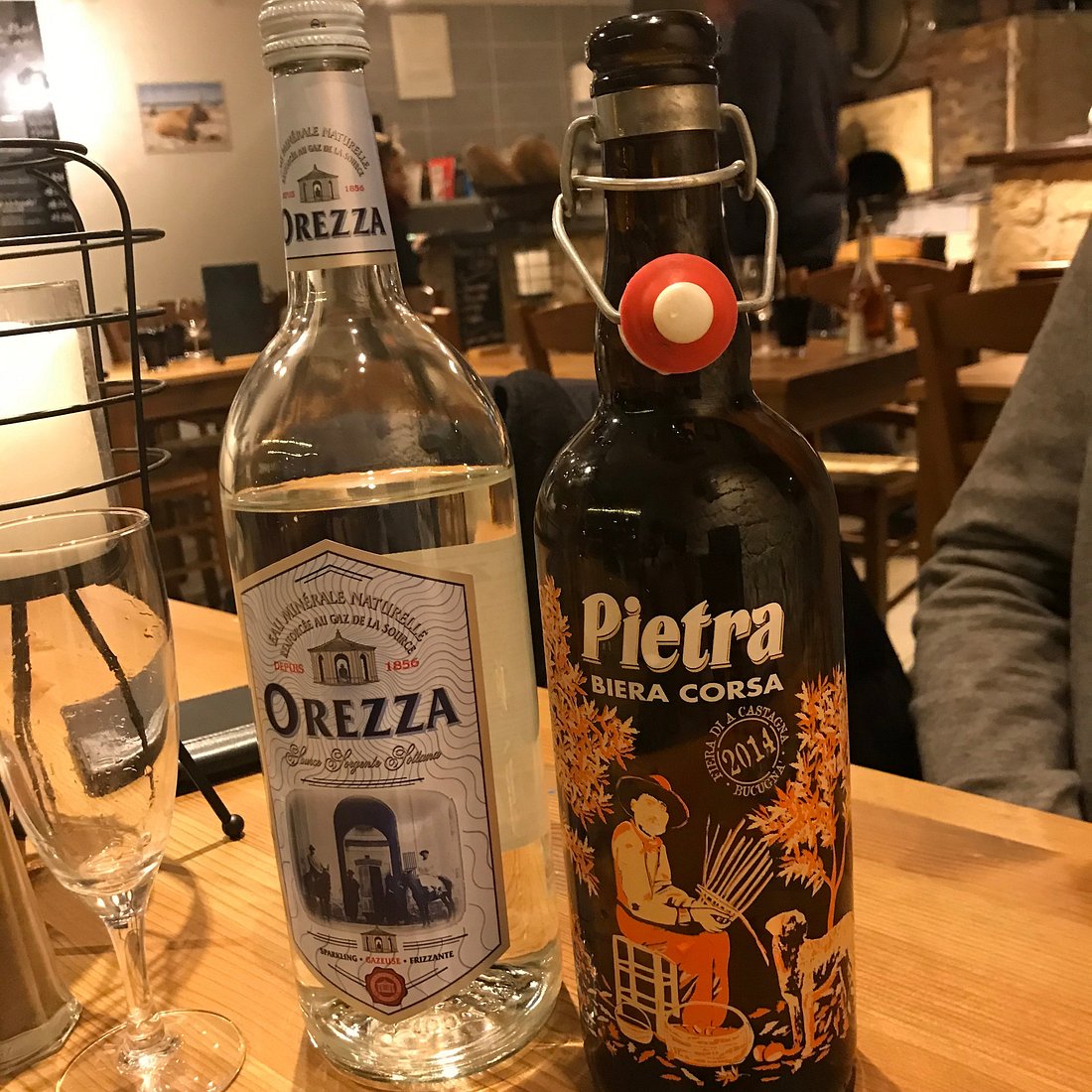 Bière Pietra et eau d’Orezza servies au restaurant