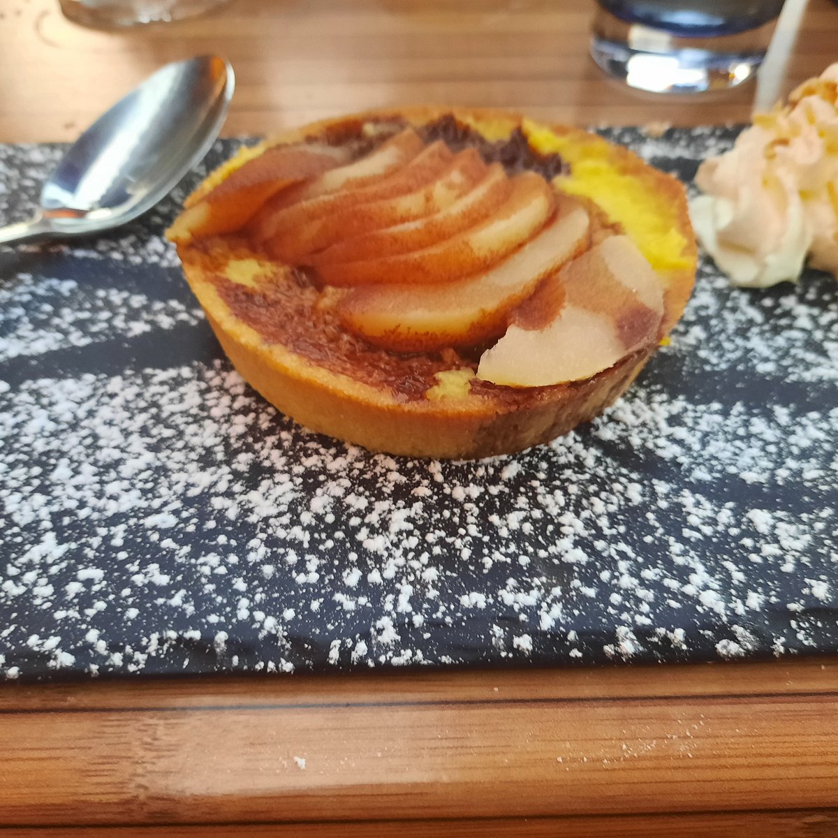 Dessert aux poires servi Chez Roberto