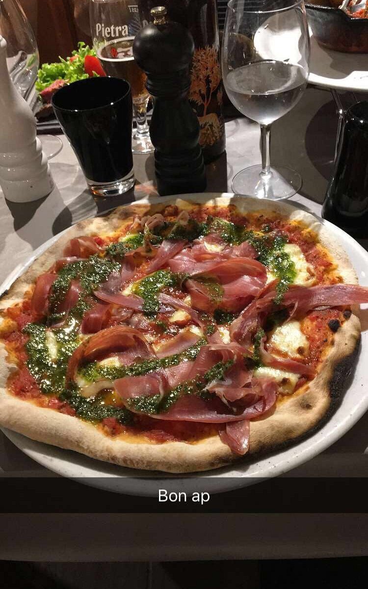 Pizza généreuse servie Chez Roberto à Ternay